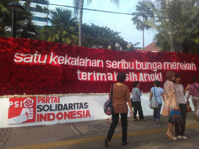 Politik Belah Bambu Di Balik Karangan Bunga Pelipur Lara