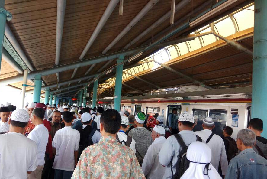 Stasiun Juanda Dipadati Ribuan Massa Aksi Simpatik 55
