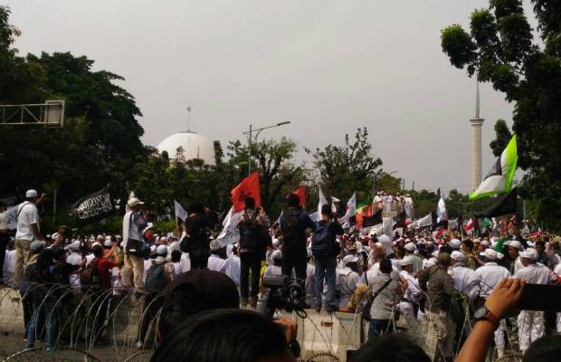 Ratusan Ribu Massa Aksi Simpatik 55 Terus Berdatangan Kepung Mahkamah Agung