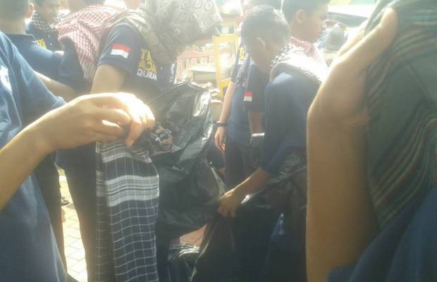 Santri Darul Qur’an Lakukan Aksi Bersih-bersih Sampah Saat Aksi 55