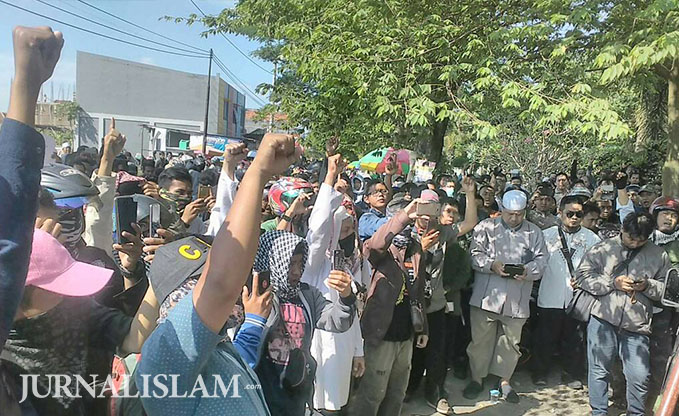 Ratusan Umat Islam Berunjuk Rasa Tolak Haidar Bagir di IAIN Surakarta