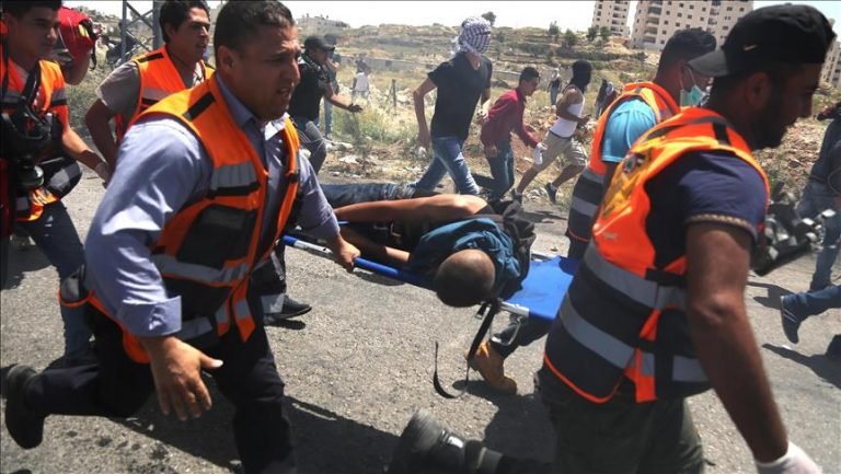 Dukung Aksi Mogok Makan, Warga Palestina Hadang Peluru Zionis dengan Unjuk Rasa