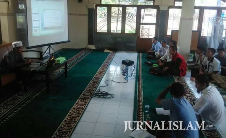 30 Mahasiswa Stikes Kusuma Husada Ikuti Pelatihan Imam Rowatib