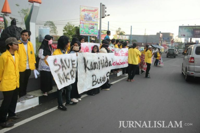 Unjuk Rasa Mahasiswa ‘Sambut’ Safari Ramadhan Presiden di Tasikmalaya