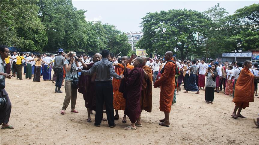 Gerombolan Budhis Myanmar Lempari Batu ke Seorang Muslim Rohingya Hingga Tewas