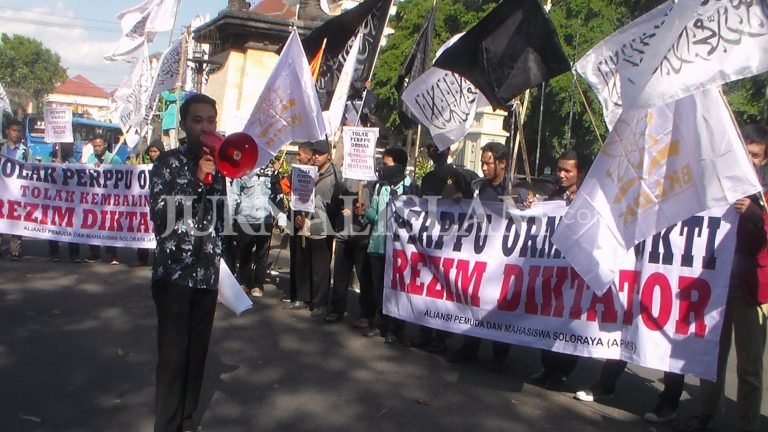 Tinjauan Politik Kewajiban Menolak Perppu 2/2017