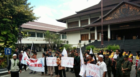 Ratusan Umat Islam dan MUI “Serbu” DPRD Surakarta Tolak Perppu Ormas