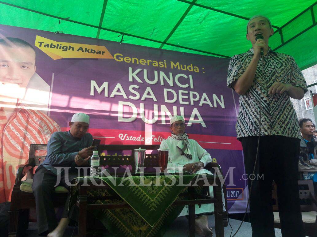 Ditolak Oknum Ormas di Sragen, Felix Siauw Santuni Anak Yatim di Solo