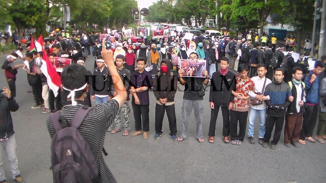 Ditengah Riuhnya Hujan, Aliansi Mahasiswa Solo Gelar Aksi Peduli Masjid Al-Aqsha