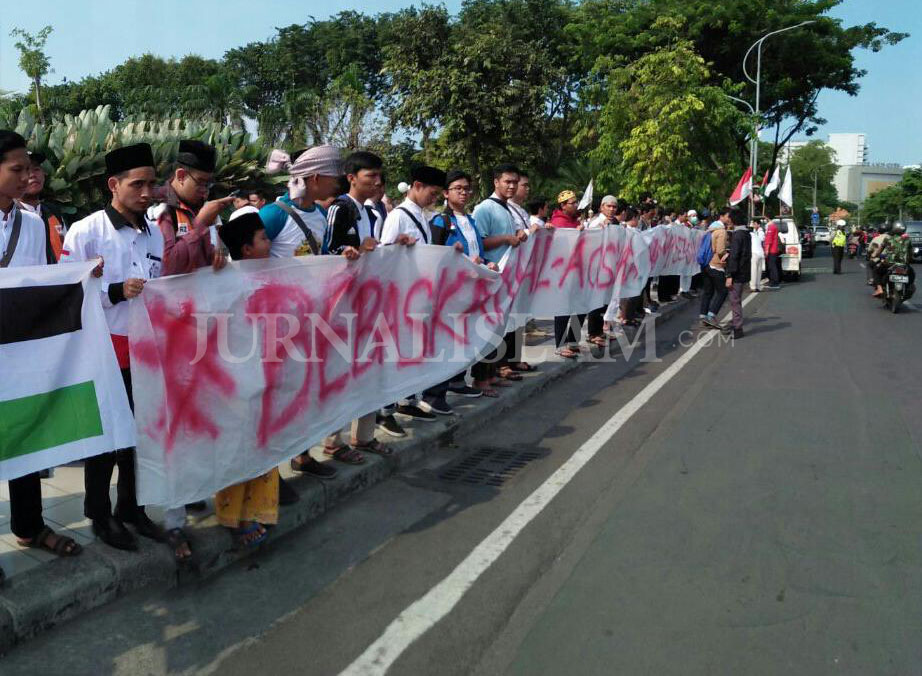 Gelar Aksi Jumat Ghadab, Warga Surabaya Desak Risma Kutuk Blokade Israel