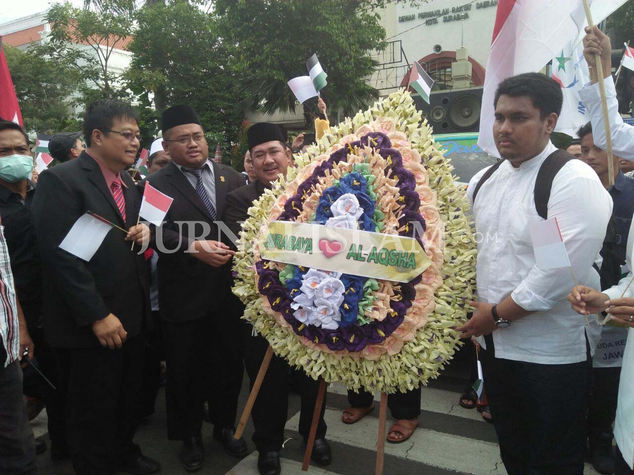 Bela Palestina, Masyarakat Surabaya Cinta Al-Aqsa Longmarch ke DPRD