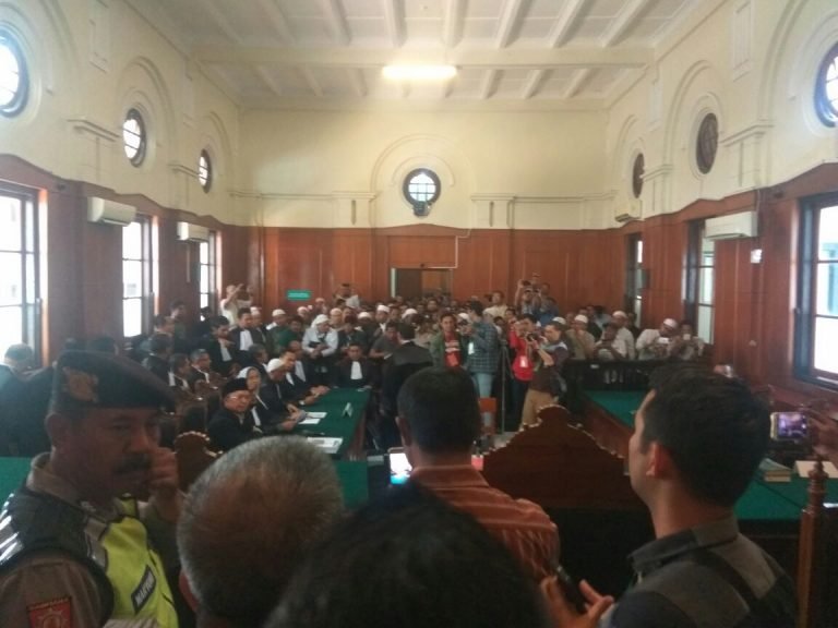 Hundreds of Masses Fulfilling Meeting Room Support Ustadz Alfian Tanjung