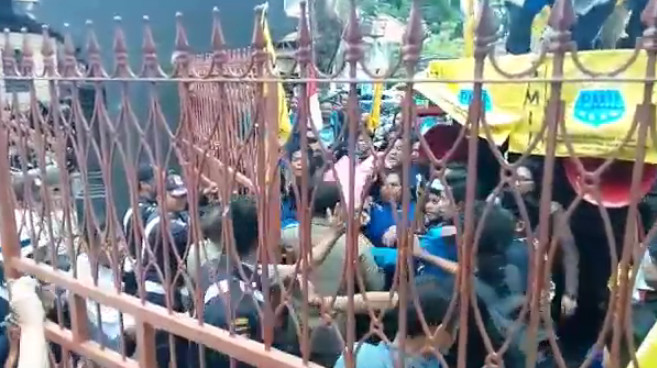 Aksi PMII Tolak FDS di Kantor Diknas Jatim Berlangsung Ricuh