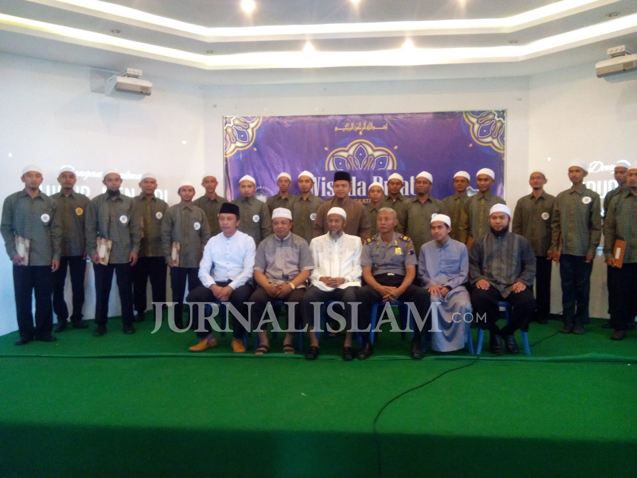 ICID Isykarima Karanganyar Wisuda 32 Mahasantri