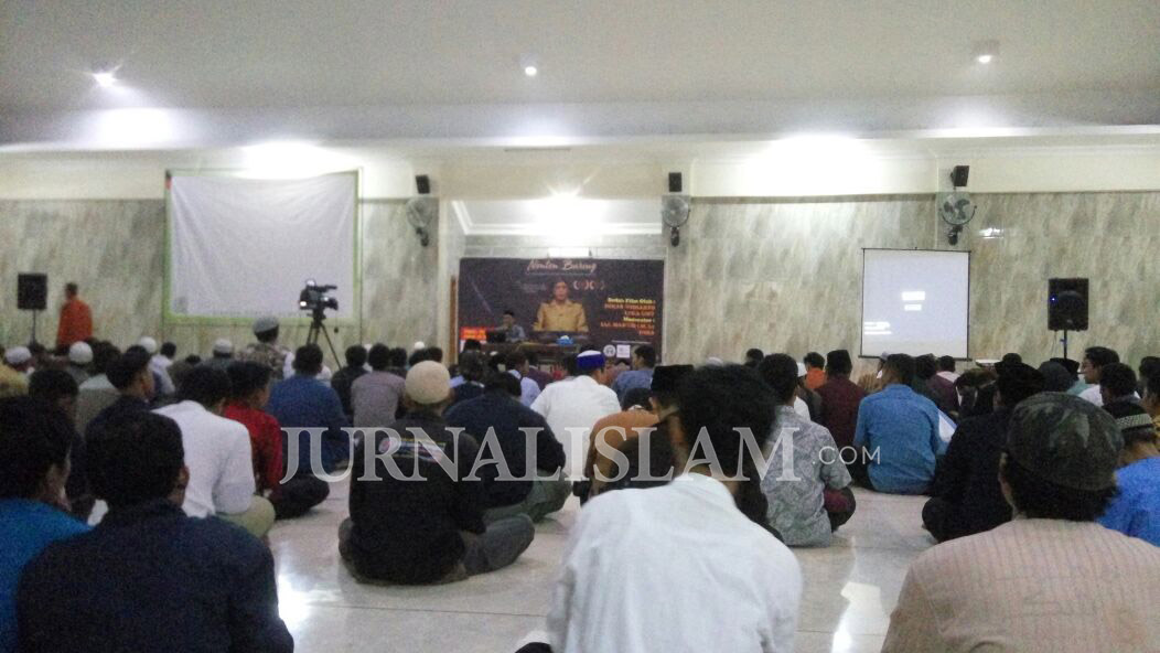 Warga Solo Antusias Nontong Bareng Film ‘Toedjoeh Kata’ di Masjid MUI