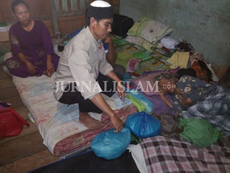 Forum Me-DAN Nusra Salurkan Beras untuk Warga Kurang Mampu