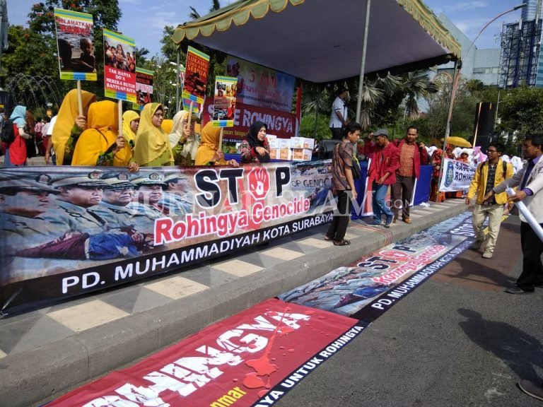 Ribuan Masyarakat Surabaya Turun Ke Jalan Ikuti Aksi Peduli Rohingya