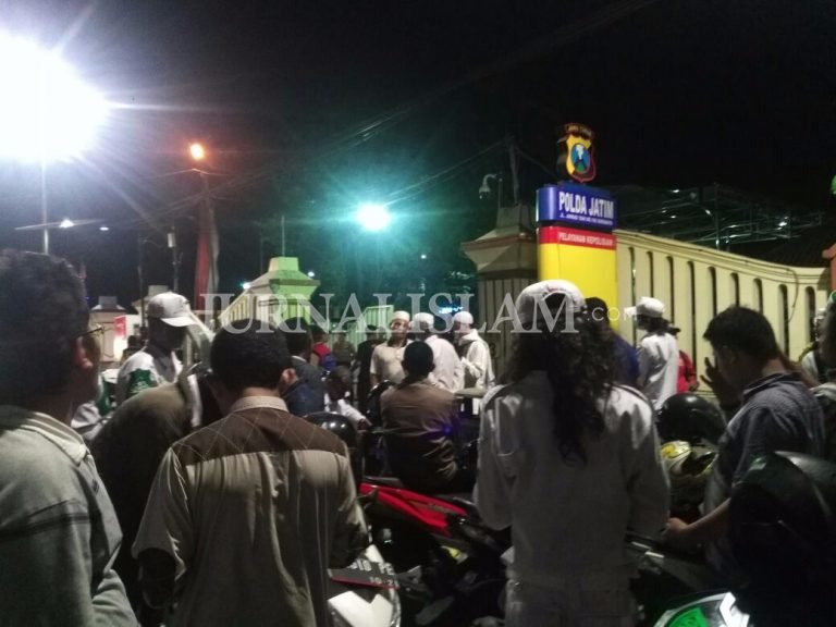 [Breaking News] Alfian Tanjung Kembali Ditangkap, Massa Bersiaga di Mapolda Jatim