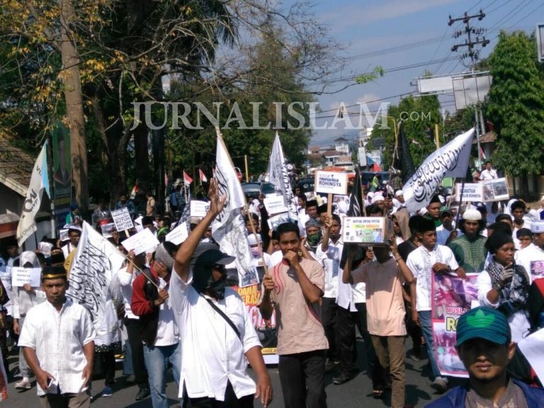 Aksi Solidaritas, Elemen Pemuda dan Ormas Islam Dompu NTB Galang Dana untuk Rohingya
