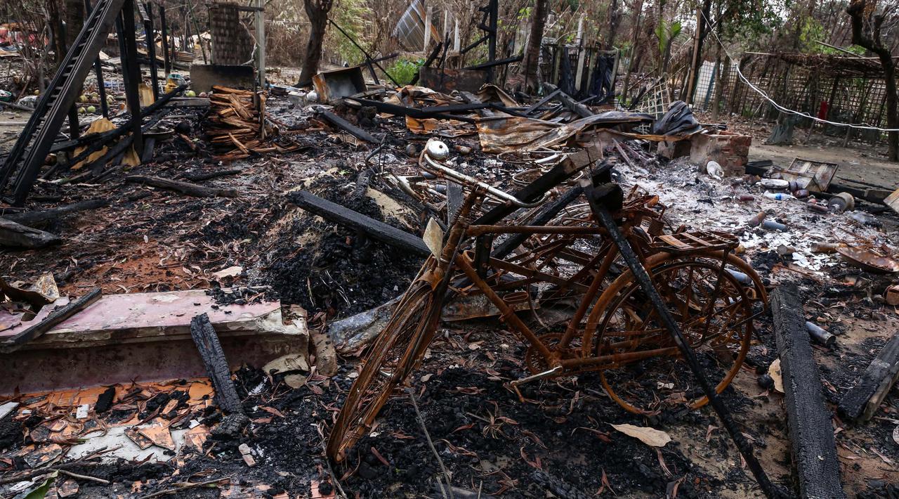 [PHOTO] Rumah-rumah Warga Muslim Rohingya di Desa Gawdu Zara Dibakar