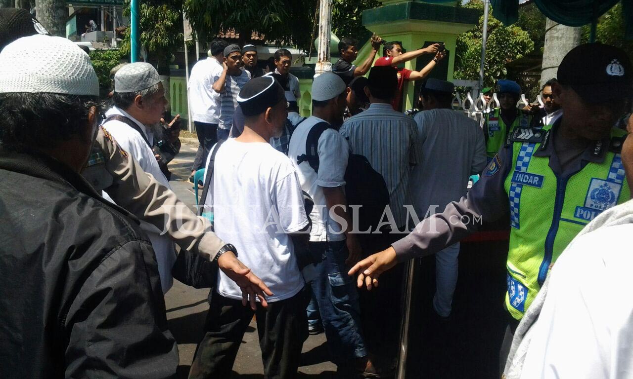 [PHOTO] Aparat Kepolisian Memeriksa Rombongan Peserta Aksi Peduli Rohingya Magelang