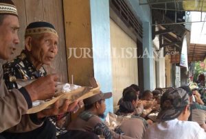 Dihadang Polisi, Mustari Jalan Kaki 5 Km Menuju Lokasi Aksi, Tapi…