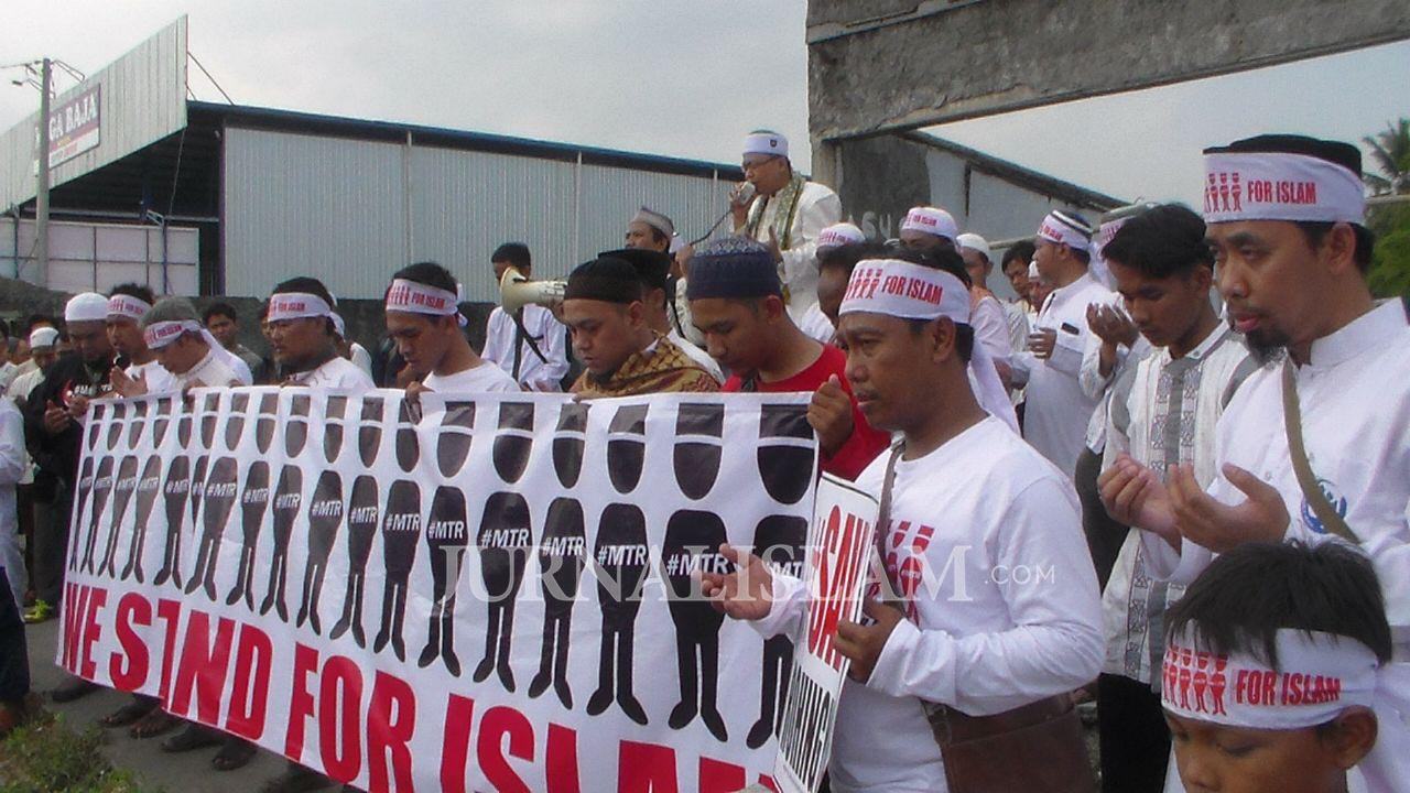 Dihadang Polisi, Rombongan Aksi Peduli Rohingya dari Solo Ini Berorasi di Jalan