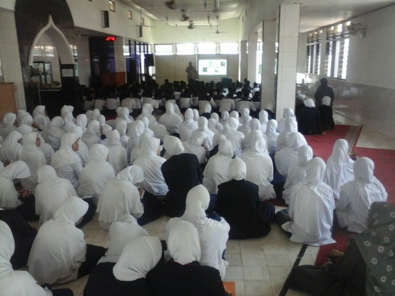 Forum Me-Dan Berbagi Kisah di Myanmar dan Pesan Muslim Rohingya pada Pelajar Jember