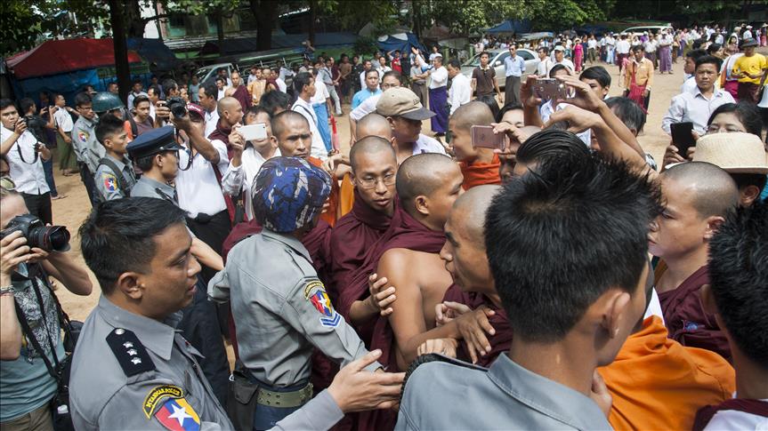 300 Gerombolan Buddha Myanmar Serang Kapal Bantuan Kemanusian di Rakhine Barat