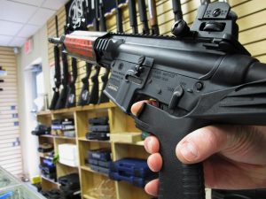 Pihak Berwenang Las Vegas: Penembak Memiliki Gudang Senjata di Kamar Hotel dan Rumahnya