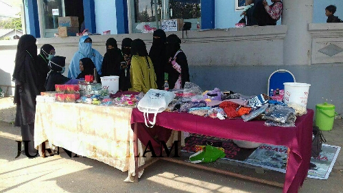 Tarik Simpati Warga, Muslimah Bima Gelar Bazar Peduli Rohingya