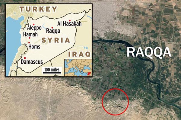 SDF Gelar Spanduk Pemimpin Terror Turki dalam Perebutan Kota Raqqah