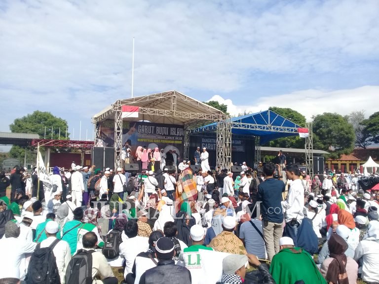 Diawali Longmarch, Puluhan Ribu Umat Islam Hadiri Tabligh Akbar UBN di Garut