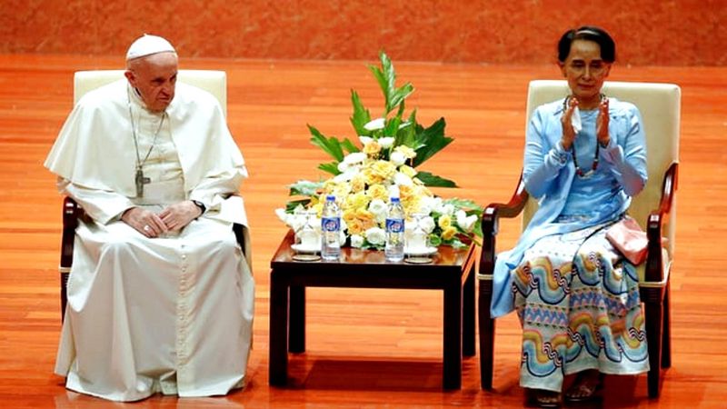 Paus Temui Aung San Suu Kyi dan Hindari Sebut Rohingya dalam Pidato