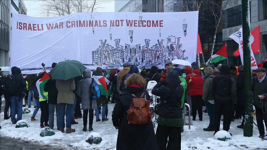 Diteriakin Penjahat Perang, Ratusan Orang Protes Kunjungan PM Zionis di Brusel