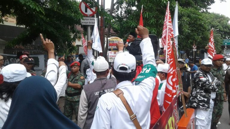 Sidang Putusan Alfian Tanjung : Massa Membludak di Luar hingga Barang Ditahan Polisi