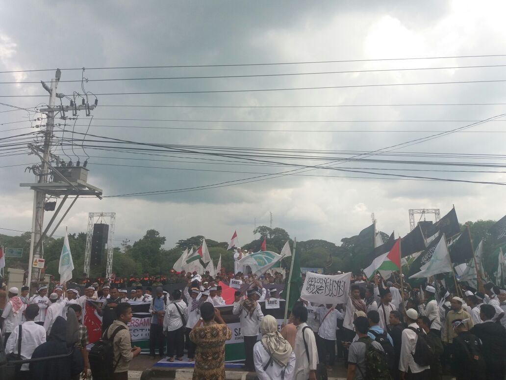Di Tengah Hujan, Ribuan Umat Islam Sragen Antusias Ikuti Aksi Bela Palestina