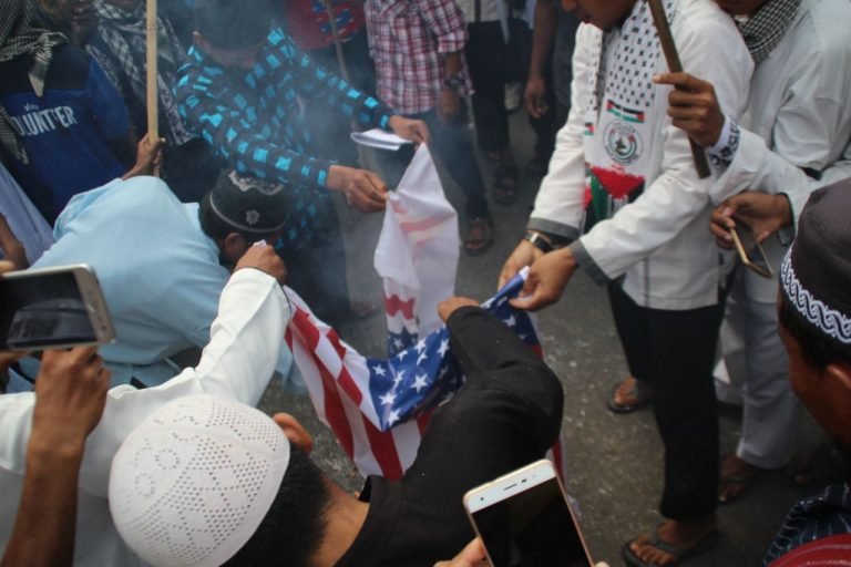 Umat Islam Bima Bakar Bendera AS