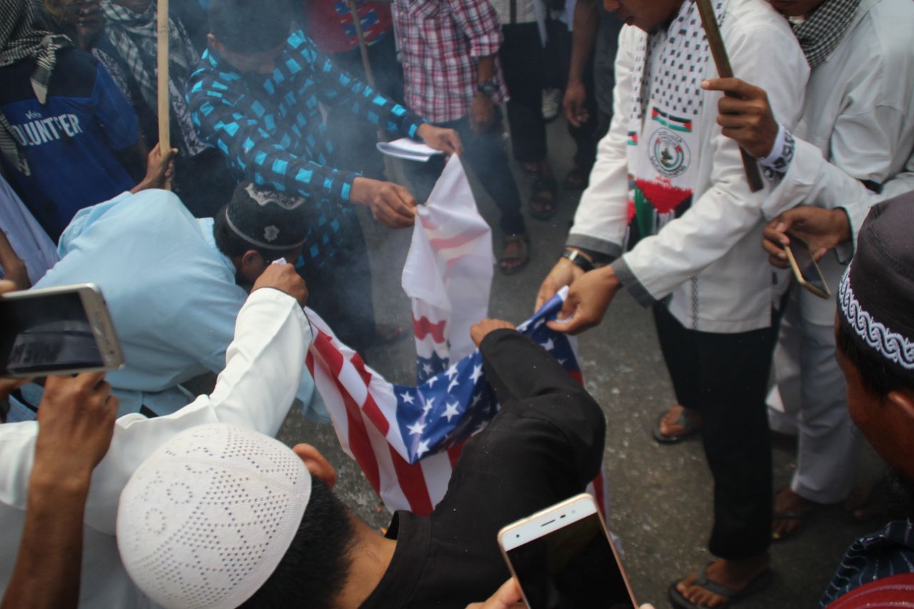 Umat Islam Bima Bakar Bendera AS