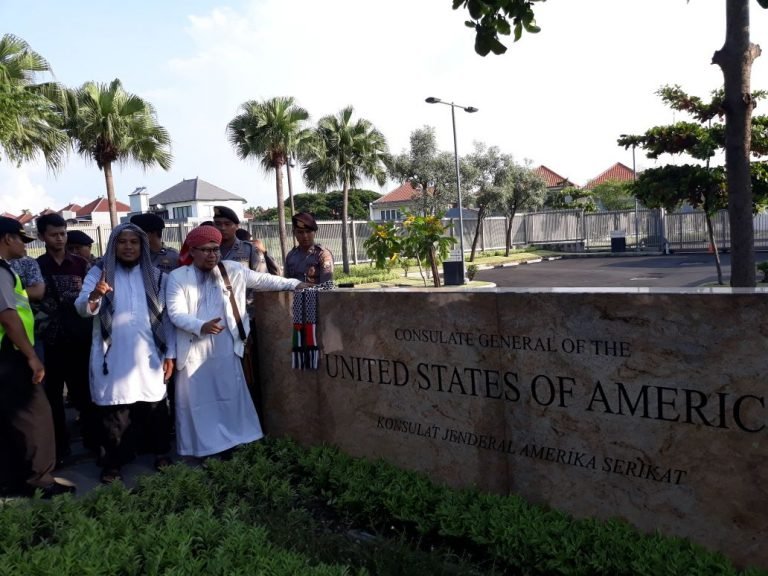 Duh! Digeruduk Massa Aksi Bela Palestina, Konjen Amerika di Surabaya Melarikan Diri