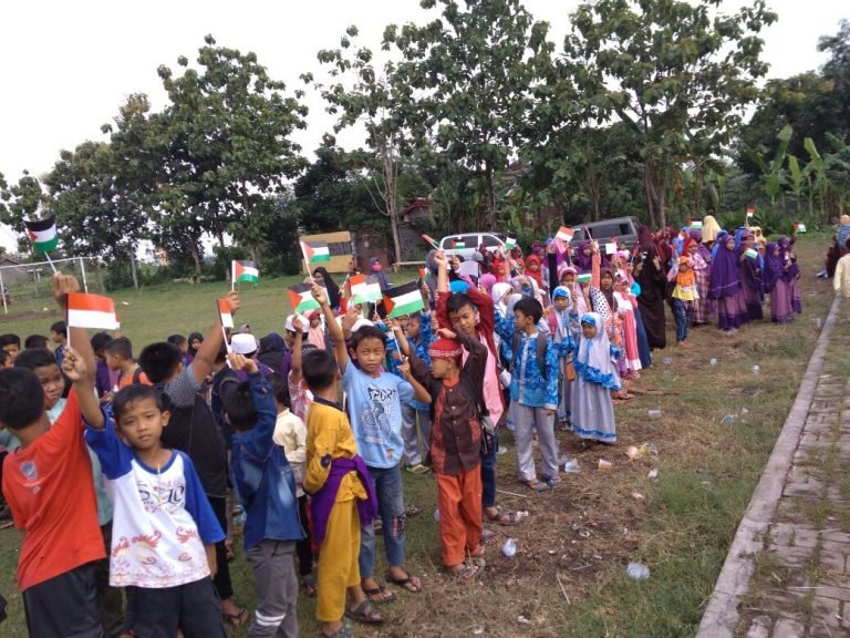 Peduli Palestina, Santri TPQ Demakan Lakukan Aksi Jalan Sehat Sejauh 5 Km