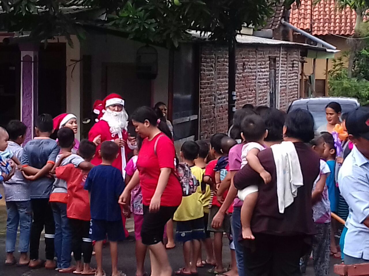 Ada ‘Sinterklas’ Bagikan Bingkisan untuk Anak TPQ, Ini Reaksi Pemuda Hijrah Semarang