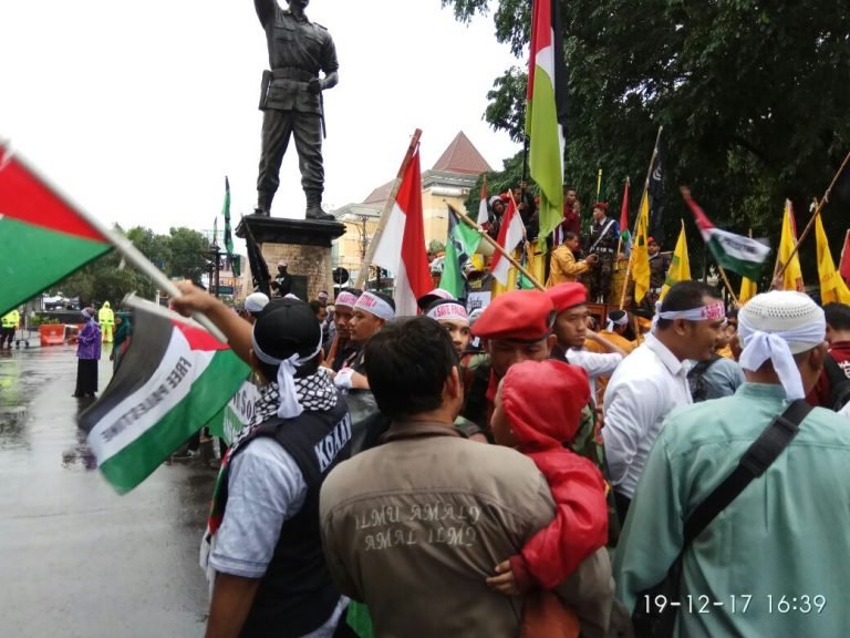 Gelar Aksi, Giliran HMI Solo Serukan Boikot Massal Produk Israel
