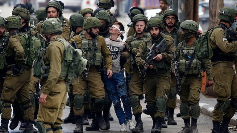 Remaja Palestina yang Fotonya Viral di Dunia Akhirnya Dibebaskan Militer Israel