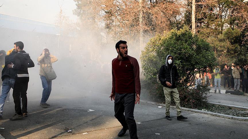 5 Polisi Iran Tewas dalam Bentroka di Teheran