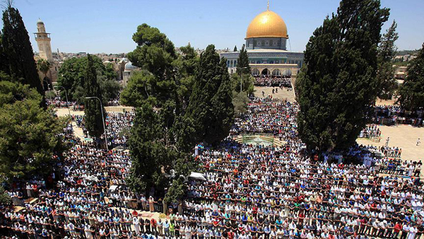 Meskipun  Cuaca Buruk, 20.000 Muslim Palestina Shalat Jumat di Masjid Al Aqsha