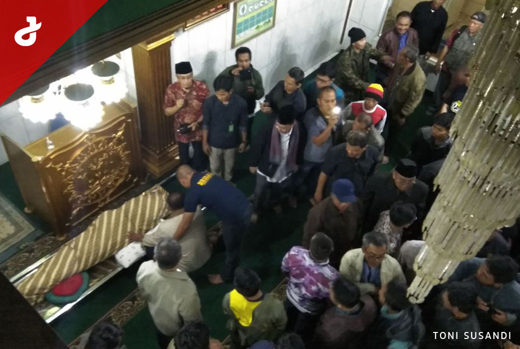 [FOTO] Ribuan Orang Hadiri Shalat Jenazah hingga Pemakaman Ustaz Prawoto