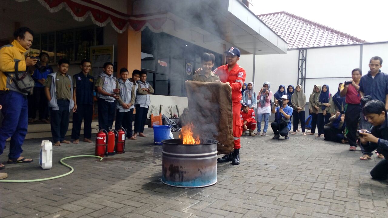 Waspada Bencana, SMP Muhammadiyah Kottabarat Gelar Pelatihan Tanggap Gempa dan Kebakaran