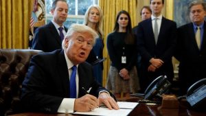 Trump Kembali Larang Imigran Muslim Memasuki AS