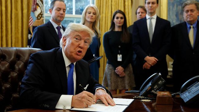Trump Kembali Larang Imigran Muslim Memasuki AS